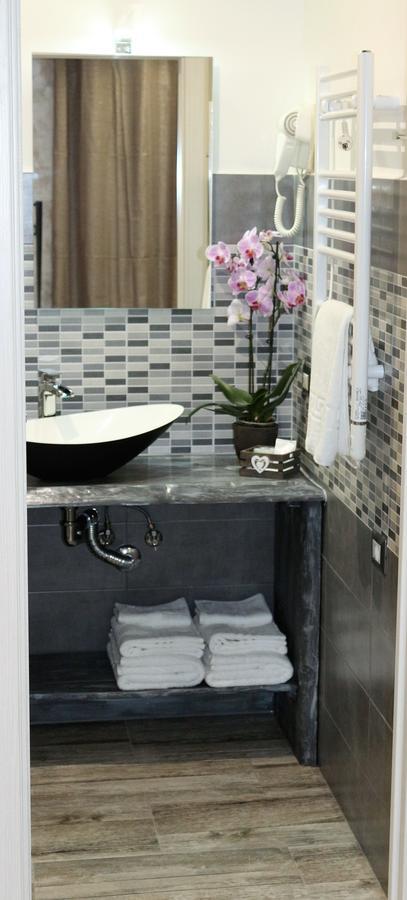 Apple Rooms Rome Airport Φιουμιτσίνο Εξωτερικό φωτογραφία A modern bathroom
