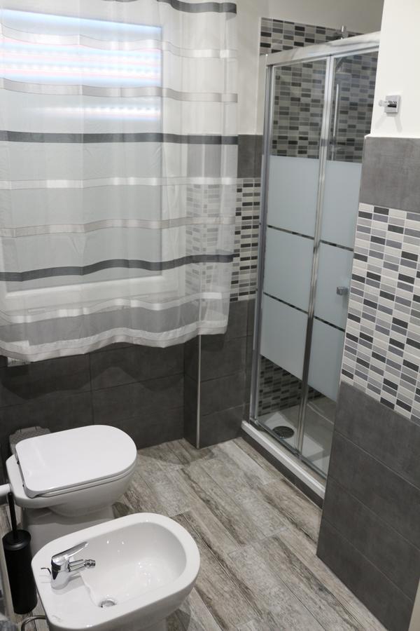 Apple Rooms Rome Airport Φιουμιτσίνο Εξωτερικό φωτογραφία A shower curtain