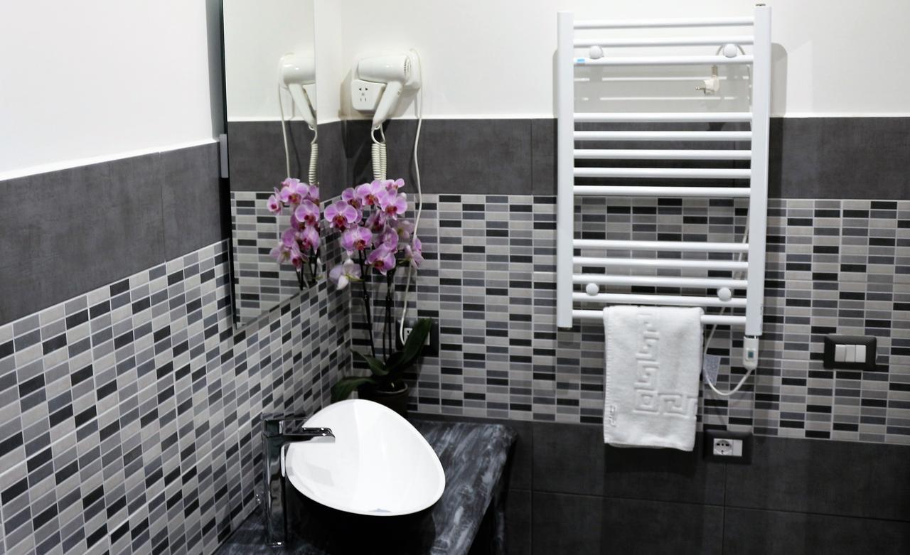 Apple Rooms Rome Airport Φιουμιτσίνο Εξωτερικό φωτογραφία A heated towel rail