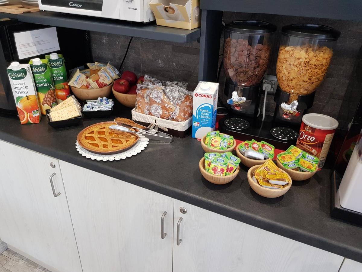 Apple Rooms Rome Airport Φιουμιτσίνο Εξωτερικό φωτογραφία A typical breakfast buffet