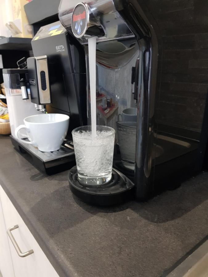 Apple Rooms Rome Airport Φιουμιτσίνο Εξωτερικό φωτογραφία A water dispenser